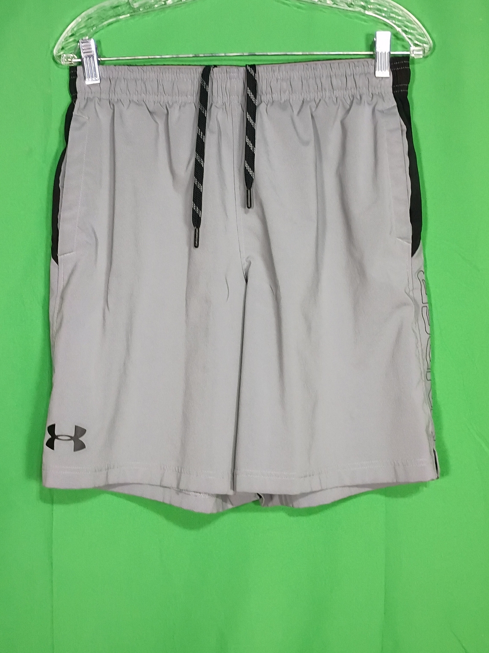 Under Armour Men's Size L Black Gray Loose Fit Athletic Shorts 8" Inseam